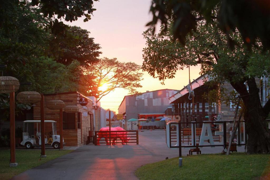 Hotel The Buffalo Amphawa Samut Songkhram Esterno foto